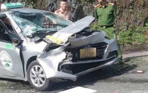 VIDEO: Tông vào sau xe tải dừng đột ngột, tài xế taxi tử vong