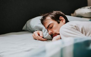 Cảnh báo 2 sai lầm tai hại khi sử dụng gối: Số 1 “dẫn lối” cho đột quỵ, bác sĩ nói nên tránh
