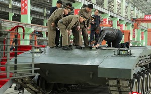 Chùm ảnh ông Kim Jong Un thị sát nhà máy xe tăng
