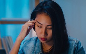 Nghe tin mẹ đẻ bị viêm phổi, tôi muốn gửi biếu 5 triệu lo thuốc men nhưng chồng vừa đưa tiền vừa nói một câu khiến tôi ngã quỵ