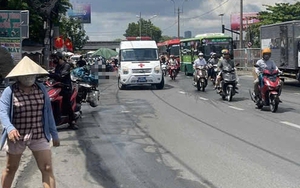 Người đàn ông đang giao thức ăn cho khách, ngã xuống đường tử vong