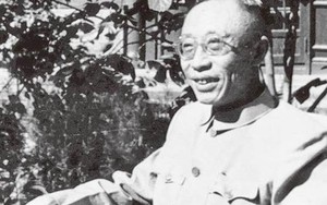 Thăm lại Cố cung, Phổ Nghi chỉ vào chiếc bình hoa và nói một câu kỳ lạ, mọi người xung quanh ngay lập tức hoảng sợ