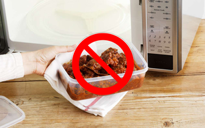 Đậy nắp hộp nhựa cho vào lò vi sóng: Thói quen tưởng “vô thưởng vô phạt” hóa ra cực kỳ nguy hiểm