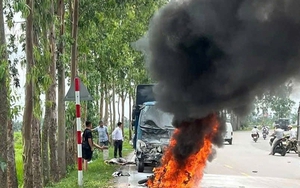 Sau cú va chạm với ô tô tải, xe máy bốc cháy, 1 người tử vong