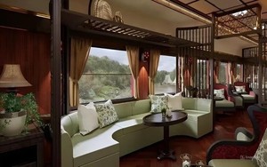 Đoàn tàu "quý tộc" lần đầu lăn bánh ở Hải Phòng: Nội thất sang xịn, nhạc công biểu diễn, giá rẻ bất ngờ