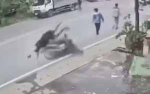 VIDEO: Xe máy tông 3 người đi bộ dưới lòng đường