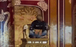 Vụ ngai vua triều Nguyễn bị xâm hại: Cho thôi việc 2 bảo vệ