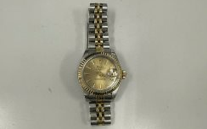 Sân bay Tân Sơn Nhất tìm người bỏ quên đồng hồ "logo Rolex", giày "có chữ Versace"