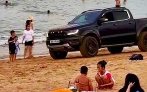 Lái xe bán tải chơi ngông phóng ào ào, bóp còi inh ỏi trên bãi biển đông người