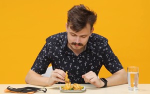 Khách Nga thốt lên “trời đất ơi” ngay khi nhìn thấy 1 món ăn vặt của Việt Nam, nếm 1 miếng liền bỏ cuộc