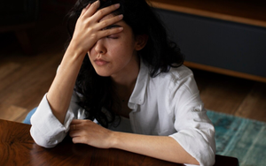 Mẹ nằm viện 3 tháng nhưng tôi không thể về chăm sóc, sau đám tang bà, anh cả đưa cho chiếc phong bì, nhìn thứ bên trong mà tôi bật khóc hối hận