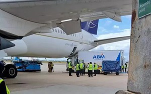 Máy bay bị xe tải đâm thủng bụng, lỗi khó tin của tài xế