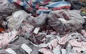 Hàng trăm vỉ thuốc chống say tàu xe bị vứt ra bãi rác ở Đà Nẵng