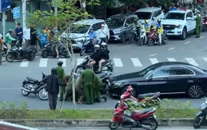 Xác minh clip người đàn ông chạy SH chặn xe, đập phá ô tô Mercedes