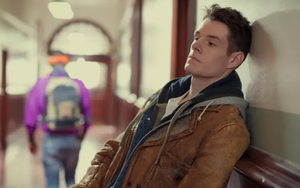 Xem phim Sex Education, tôi bật khóc nhớ lại tuổi thơ: 1 hành động của cha mẹ khiến tôi ghét chị gái mình suốt nhiều năm trời