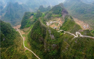 Ngôi làng đặc biệt ở Trung Quốc, lối vào độc đạo xuyên qua lòng núi