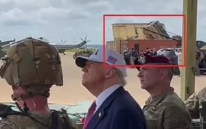 Bệ phóng bí ẩn đặt trong container được trình bày với Tổng thống Trump