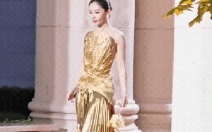 1 nữ diễn viên ngã "bổ nhào" trên thảm đỏ show thời trang, BTC đã dặn nhưng quyết không nghe!