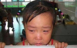 Gửi con 3 tuổi đi học hè cho tiện đi làm, mẹ sốc nặng khi về nhà con cứ ôm chặt quần, nói không đi vệ sinh được