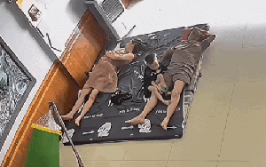 Sợ mẹ bị nóng, búp măng non kéo quạt ra báo hiếu nhưng "hiếu" thì mẹ chưa thấy đâu, chỉ thấy xây xẩm mặt mày, trời đất quay cuồng