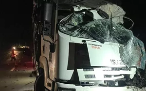 Hiện trường vụ hai xe tải đấu đầu khiến 4 người thương vong ở Bình Dương