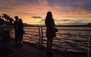 Người Hà Nội mê mẩn check-in hoàng hôn Hồ Tây tuyệt đẹp