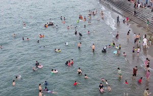 20 du khách bị sóng cuốn khi tắm biển Cửa Lò sáng 14-6