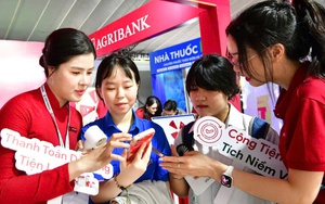 Chen chân 'săn quà' ngày đầu khai hội Không tiền mặt 2025