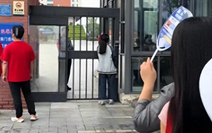 Thí sinh đi muộn không được vào trường thi, số phút đến muộn khiến dân tình tranh cãi "ỏm tỏi": Công bằng hay quá tàn nhẫn!