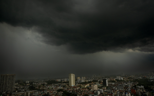 Mây đen phủ kín bầu trời, thời tiết Hà Nội đổi chiều bất ngờ khiến người dân mừng thầm: “Mưa rồi, đỡ nóng rồi!”