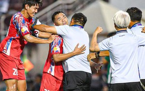 Thắng vất vả trên sân nhà, CLB TP HCM trụ hạng V-League thành công