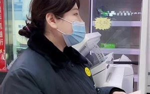 Mải nhắn tin khi gửi tiền, người phụ nữ mất trắng gần 24 triệu đồng tại cây ATM chỉ vì quên một thao tác nhỏ