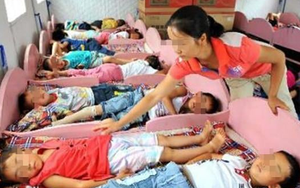 Bức ảnh ngủ trưa ở trường mẫu giáo khiến bà mẹ nổi giận đùng đùng, đòi làm ra lẽ: Nghe giải thích mà xấu hổ