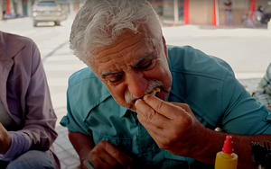 Khách Tây lần đầu thử món đặc sản từ thịt bò của Việt Nam, thốt lên: “Ngon hơn hẳn món ăn ở Mỹ”