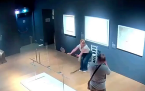 Truy tìm cặp đôi làm gãy ghế Van Gogh pha lê trong bảo tàng rồi bỏ trốn