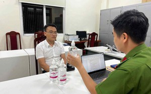 Bắt Phó Chủ tịch thị trấn Chúc Sơn, thu giữ 50 nghìn chai cồn giả