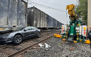 Tesla Model 3 gây tai nạn với tàu hỏa, tài xế khẳng định: "Do chế độ tự lái"