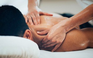 Mát xa cổ vai gáy, người đàn ông liệt luôn 2 chân
