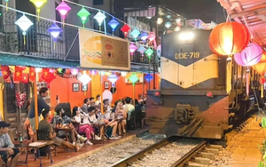 Báo nước ngoài nói 1 điều bất ngờ về cà phê đường tàu ở Hà Nội