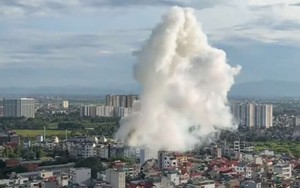 Sau tiếng nổ lớn, ngôi nhà ở Hà Nội bốc cháy ngùn ngụt, ít nhất 1 người tử vong