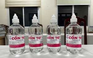 Bóc trần chiêu trò sản xuất cồn y tế giả của Phó Chủ tịch thị trấn ở Hà Nội