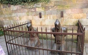 Sự thật về 4 bức tượng quỳ gối ở Trung Quốc, bị người đời đánh đập phỉ nhổ suốt nghìn năm, phải đúc lại 13 lần