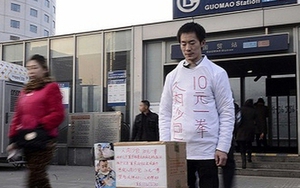 Người đàn ông cầu xin người khác đánh mình vì lý do đáng thương đến rơi nước mắt