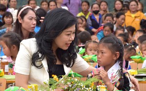Phu nhân Tổng Bí thư Tô Lâm tặng quà trẻ em vùng cao Điện Biên