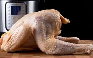 Cách luộc gà không cần nước cực nhanh bằng nồi áp suất