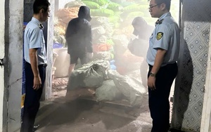 Cận cảnh những chiếc bao tải chứa 12 tấn chân gà bốc mùi hôi thối trong kho đông lạnh của ông chủ sinh năm 1982