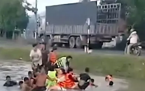 Phú Yên: 13 người trong ô tô thoát chết khi xe lao xuống mương nước sâu