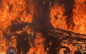 Nguyên nhân trụ điện ở trung tâm TP HCM bốc cháy dữ dội giữa trưa