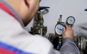 Vắng nhà 1 tháng, về nhận hóa đơn tiền nước 16 triệu đồng, chủ nhà yêu cầu kiểm tra đồng hồ thì được thông báo: Có bất thường từ nhà hàng xóm