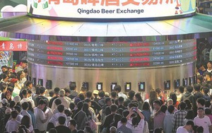 Nơi mua bia uống kịch tính như sàn chứng khoán, giá "nhảy múa" theo nhu cầu